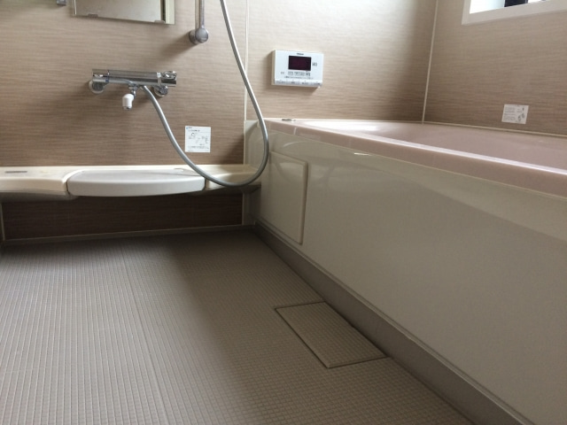 お風呂の床が石灰化 ガンコな白い汚れを除去するにはコレ なるのーと