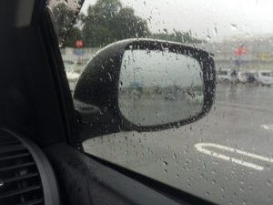 運転席に乗るとき傘はどうする 体と車内を濡らさない乗車方法 なるのーと